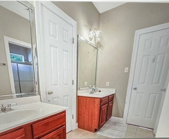 Building Photo - 25 Oak Tree Dr