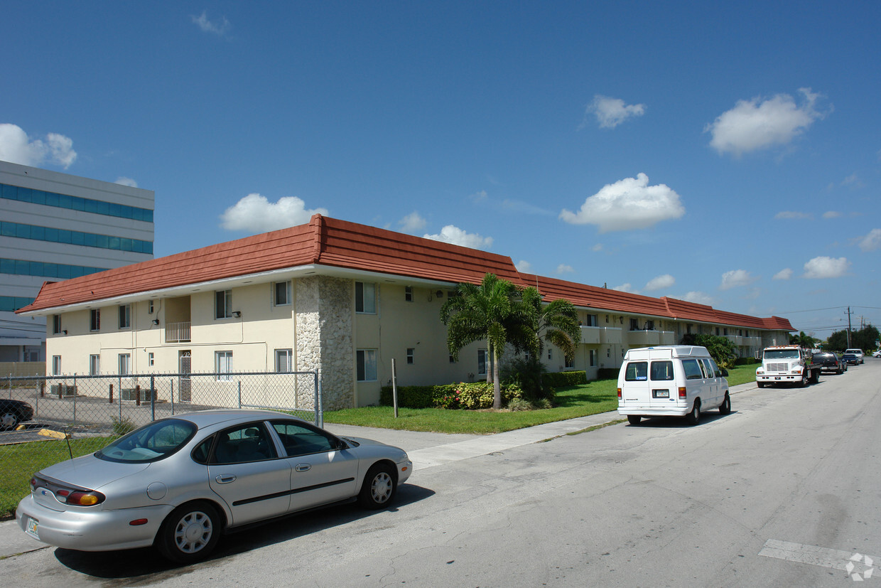 Building Photo - Chateau Coral Apartments