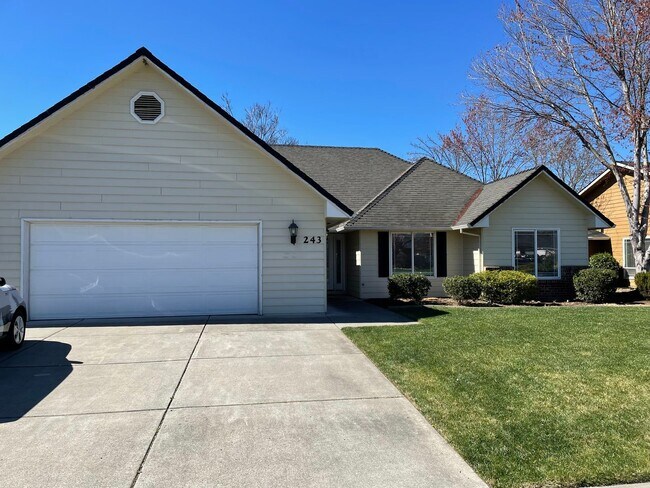 Foto del edificio - Stunning 3 Bedroom 2 Bath Home- Located in Friendly Central Point-Over 1600 Sq. Ft.