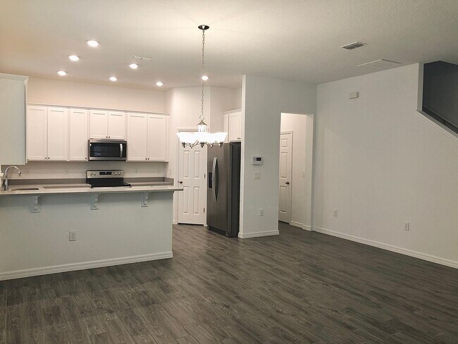 Foto del edificio - Beautiful 3/2.5 Newly Appointed Home with ...