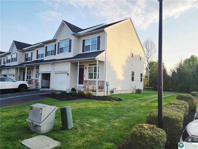 Building Photo - 937 King Way