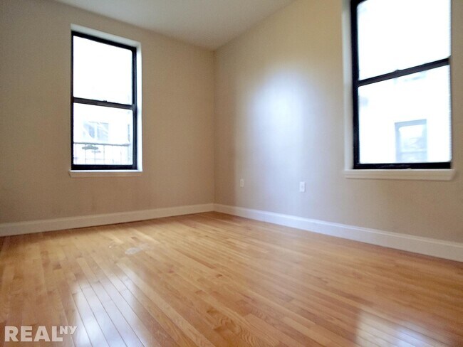 Building Photo - 131 Nagle Avenue