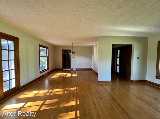 Foto del edificio - 3 br, 1.5 bath House - 4492 Brownsboro Road