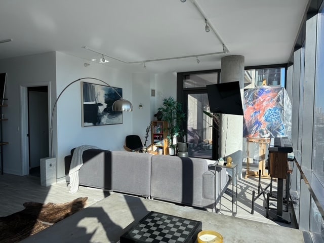 Building Photo - 860 W Blackhawk St