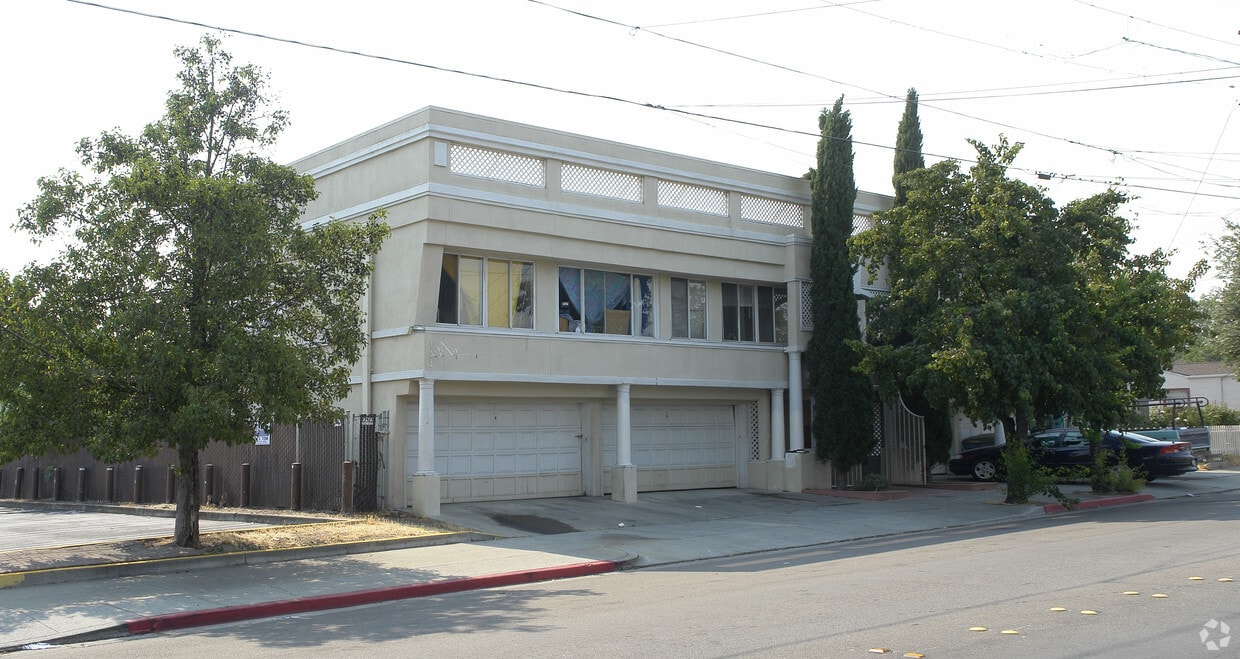 Building Photo - 1013 G St