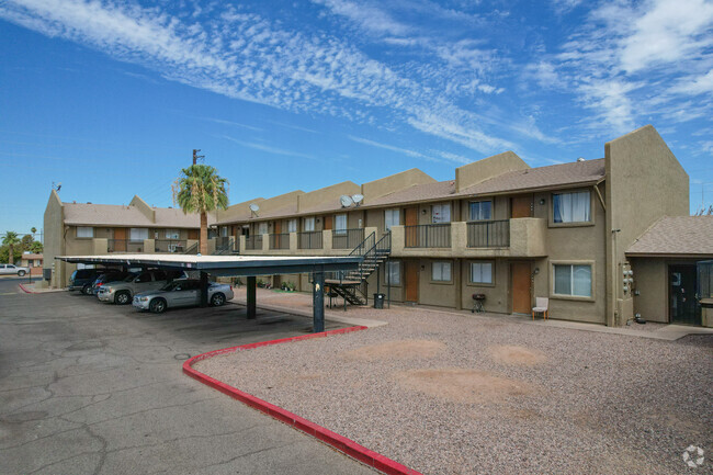 Estacionamiento cubierto - Casita Robles Apartments