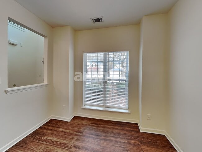 Building Photo - 2026 Oakbluff Way SW