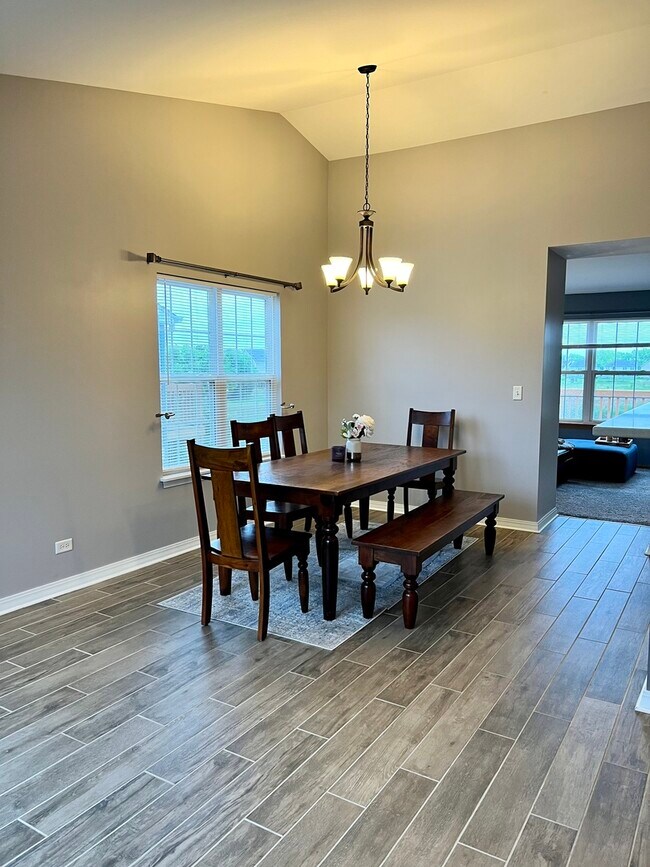 Building Photo - 2453 Golf Ridge Cir