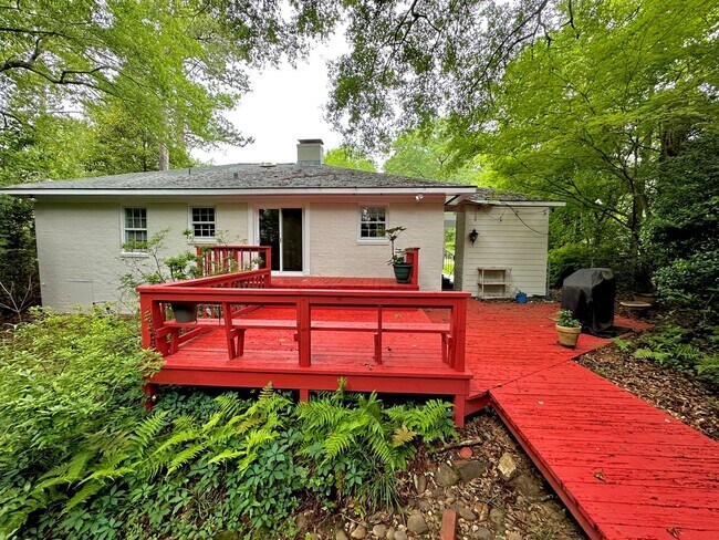 Foto del edificio - Super Cute Cottage 1 mile from Toomers Corner