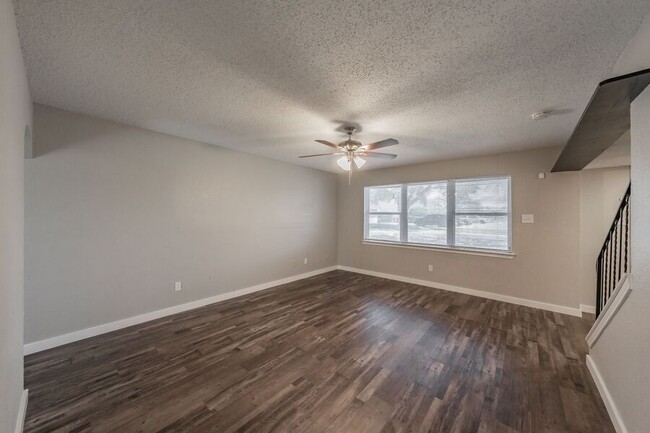 Foto del edificio - SPACIOUS UPDATED TOWNHOME - 1440SF