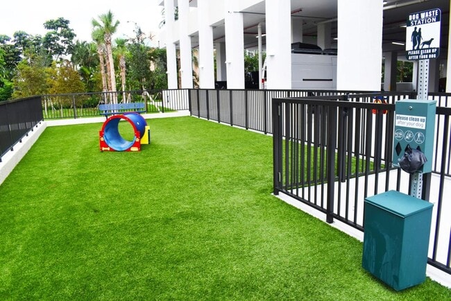Building Photo - 601 E Dania Beach Blvd