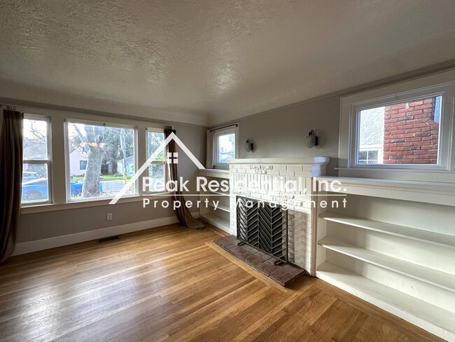 Building Photo - Updated 3bd/2ba House near Sutterville & F...
