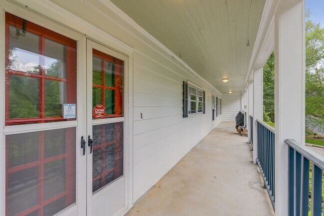 Building Photo - Spacious 3/2 w/ 2-Car Garage Two Blocks fr...