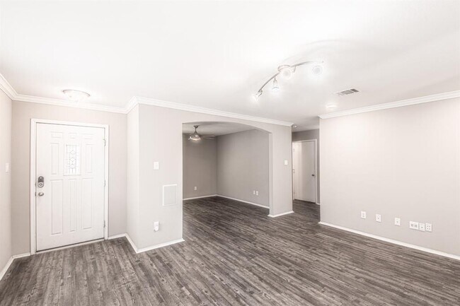 Building Photo - 180 Onyx Lake Dr