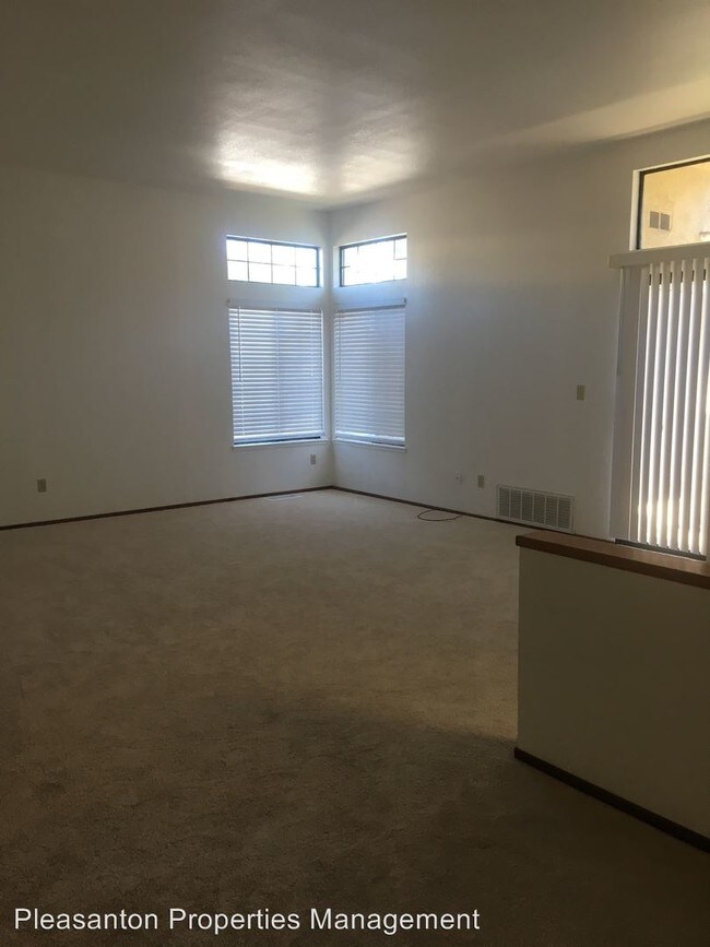 Building Photo - 3 br, 2 bath House - 2061 Fostoria Circle