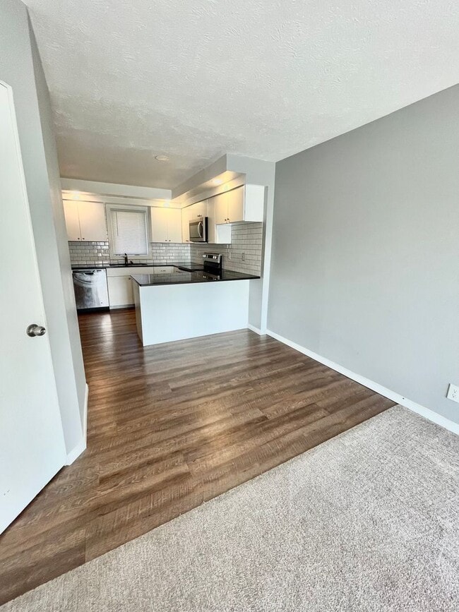 Building Photo - 602 W 23rd Ave