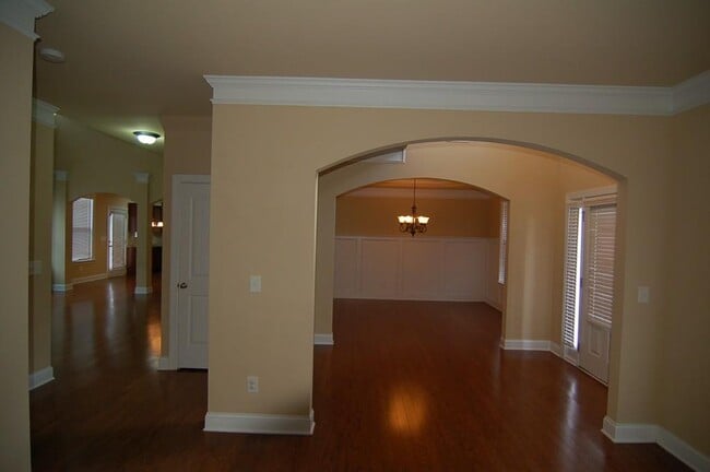 Building Photo - 2145 Manor View