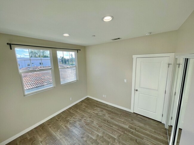 Building Photo - Triplex