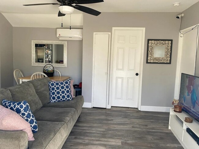 Foto del edificio - 582 E Kingsley Ave