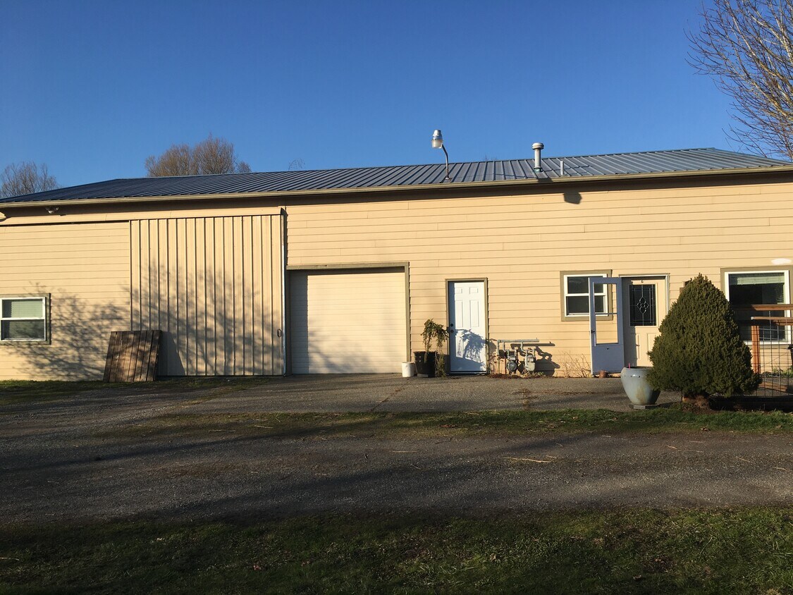 Primary Photo - 934 W Axton Rd
