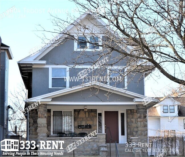 Building Photo - Large converted duplex close to UMKC & Roc...