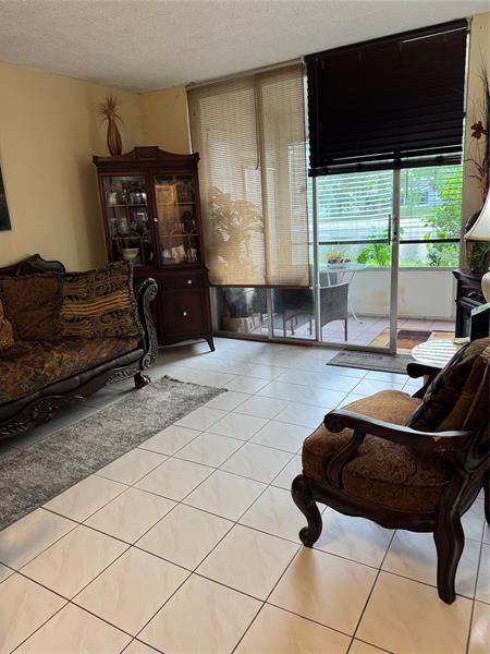 Foto del edificio - 9400 Lime Bay Blvd