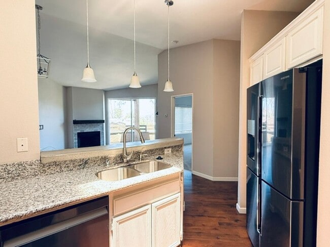 Building Photo - Spacious 3 Bedroom 3 Bath Condo with Garage in Desirable Highland Trails Community