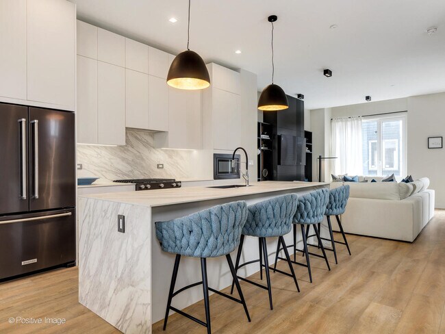 Foto del edificio - 4220 W Belmont Ave