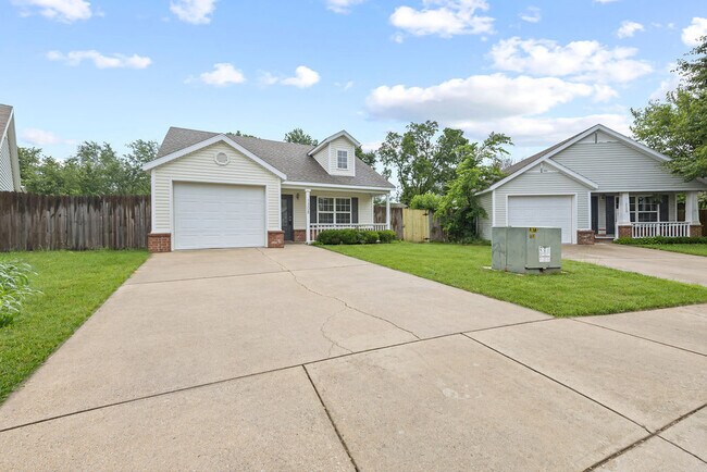 Building Photo - 1308 C Ct