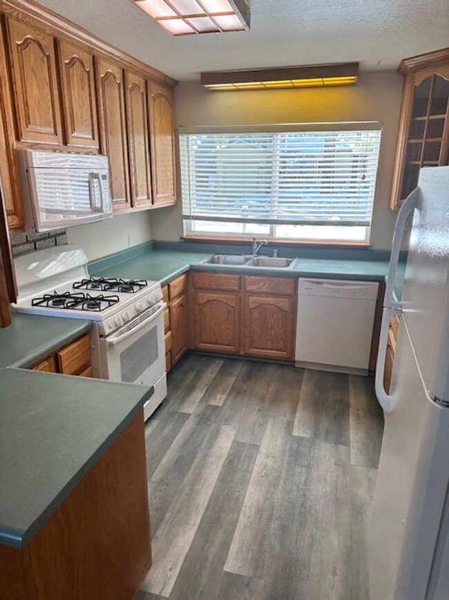 Building Photo - Pet friendly 3Bd 2Ba home close Tahoe Vall...