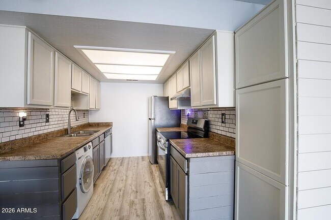 Foto del edificio - 16602 N 25th St