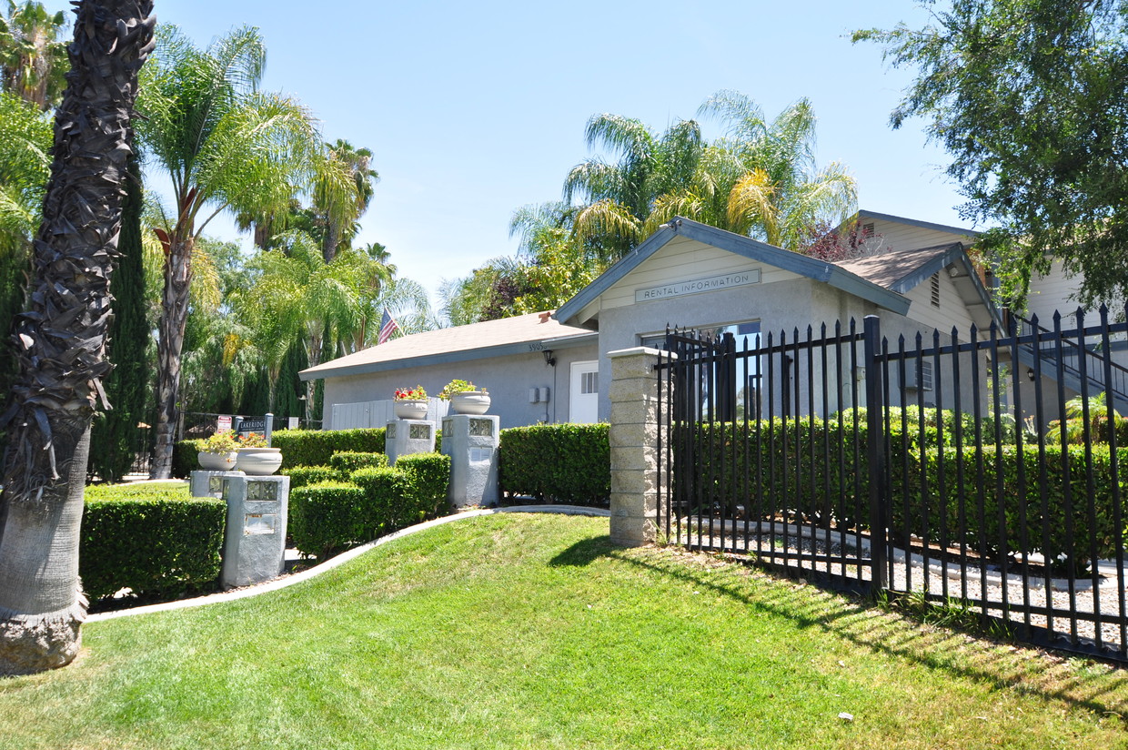 Primary Photo - Lakeridge Apartments