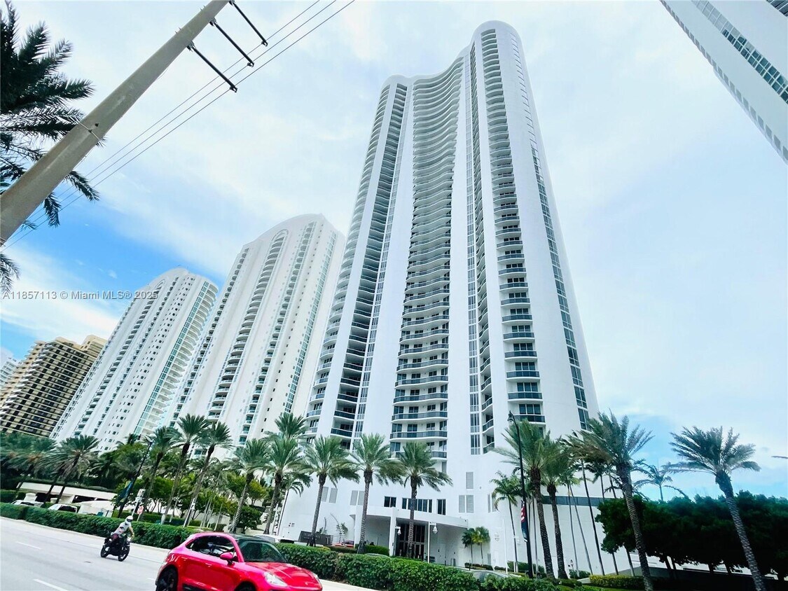 Foto principal - 16001 Collins Ave