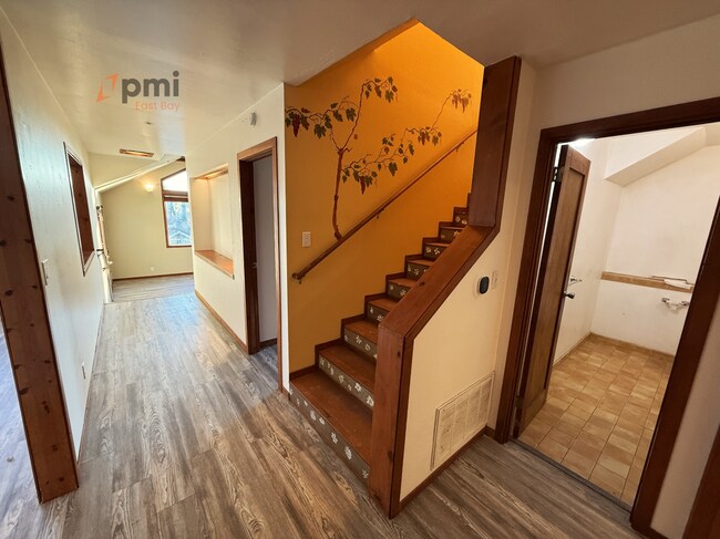 Foto del edificio - 4-Bedroom Residence in Martinez with Flexible Living Spaces