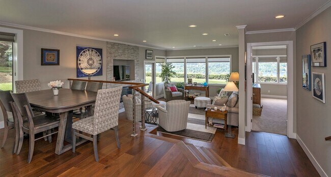 Foto del edificio - Sweeping waterfront views in this 2-Bedroo...
