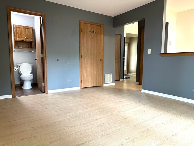 Building Photo - 2303 Woodview Ln