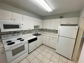 Building Photo - 7440 Miami Lakes Dr