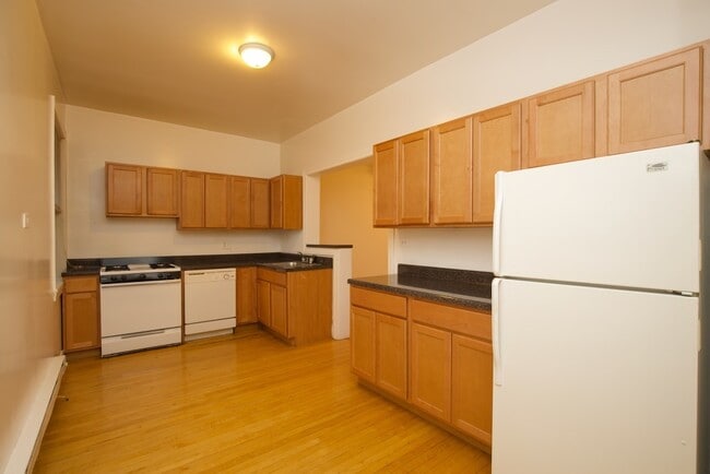 Building Photo - 1305 Oak Ave