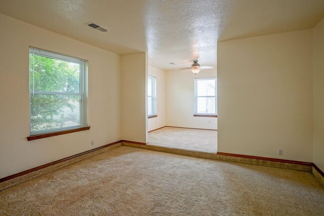 Building Photo - 2712 La Charles Dr NE