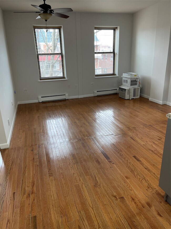 Foto del edificio - 54-15 82nd St