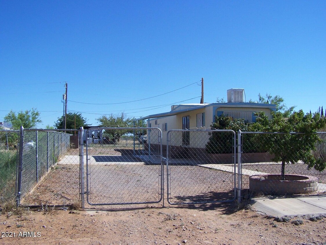 Primary Photo - 107 E Vía Nova