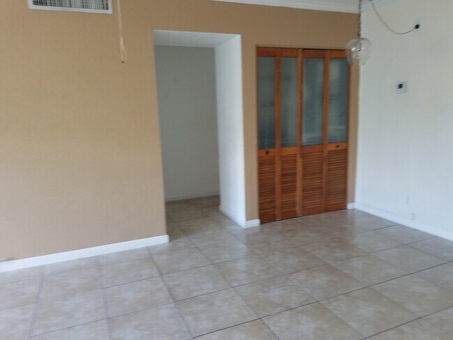 Foto del edificio - 280 S Cypress Rd