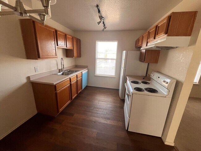 Foto del edificio - AVAILABLE NOW!