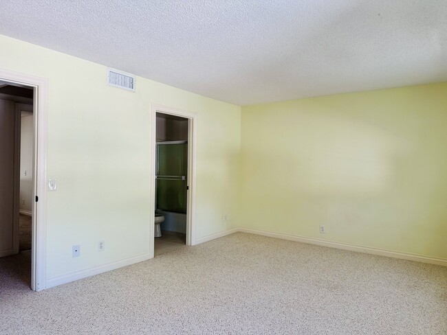 Building Photo - 2610 Huntington Dr