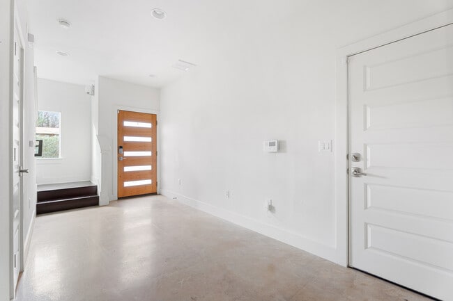 Building Photo - 2305 Coronado St