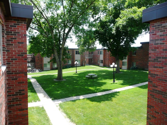 Courtyard - Emerald Ct Apts