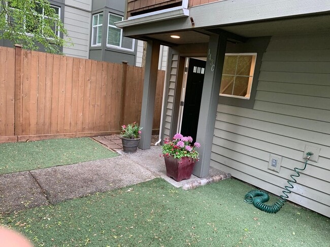 Building Photo - In the heart of Green Lake 3 bed 2.5 bath townhome for rent