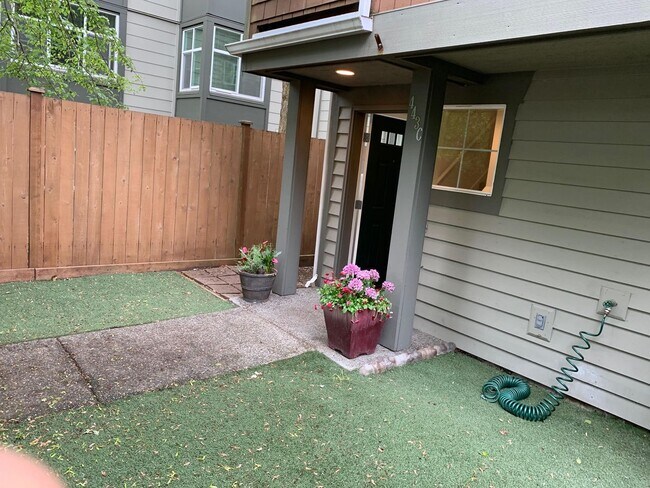 Foto del edificio - In the heart of Green Lake 3 bed 2.5 bath townhome for rent