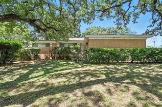 Building Photo - 1502 Westcrest Dr
