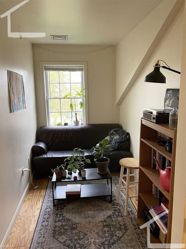 Building Photo - Great Value 4-bed/4 bath in Allston w/ New...